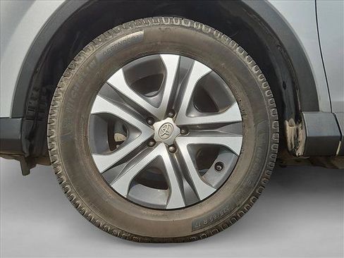 Used 2018 Toyota RAV4 LE FWD image 28