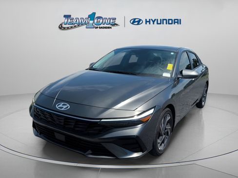 Used 2025 Hyundai Elantra Limited FWD image 4