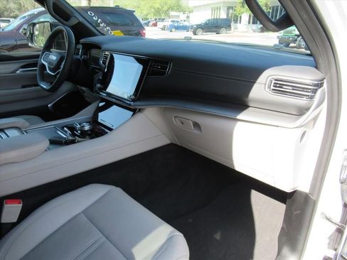Used 2025 Jeep Wagoneer 4WD image 10