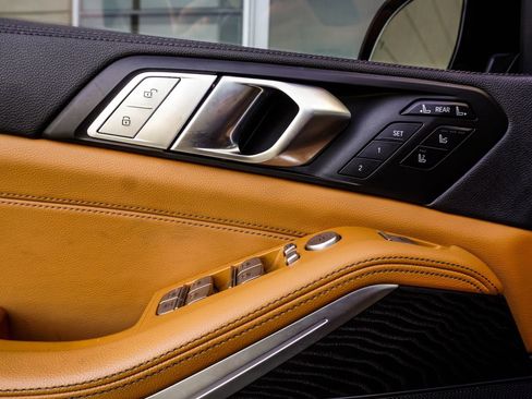 Used 2022 BMW X7 xDrive40i w/ M Sport Package image 34