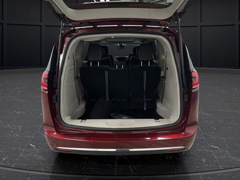 Used 2022 Chrysler Pacifica Limited w/ Uconnect Theater Family Group image 17