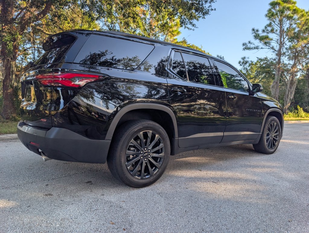 Used 2023 Chevrolet Traverse RS FWD image 9