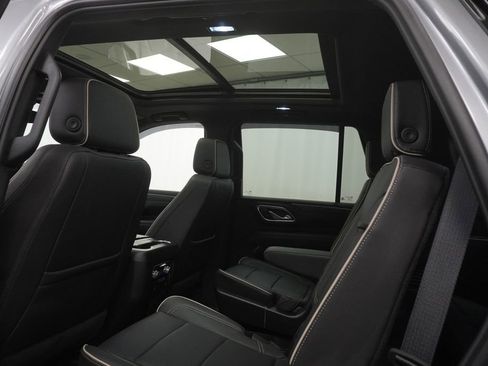 Used 2024 GMC Yukon SLT w/ SLT Premium Package AWD/4WD image 23