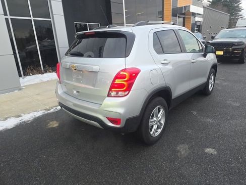 Used 2022 Chevrolet Trax LT w/ LT Convenience Package image 6