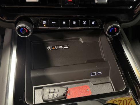 Used 2025 Chevrolet Tahoe High Country AWD/4WD image 11