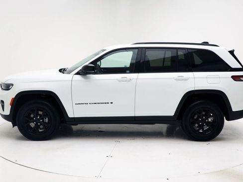 Used 2025 Jeep Grand Cherokee Altitude AWD/4WD image 5