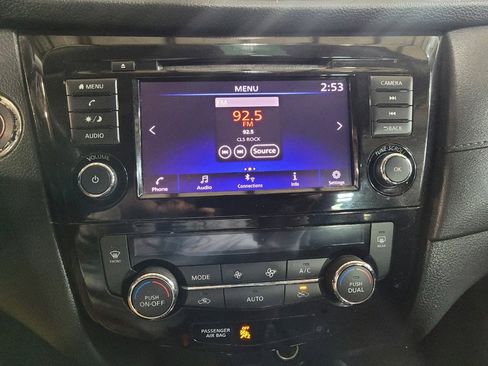 Used 2018 Nissan Rogue SV image 25