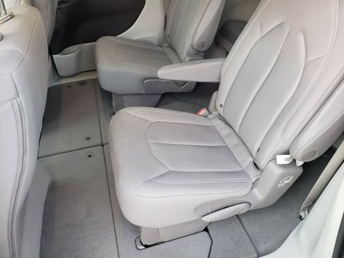 Used 2019 Chrysler Pacifica LX image 16