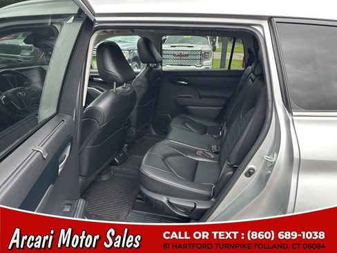 Used 2023 Toyota Highlander XLE AWD/4WD image 17