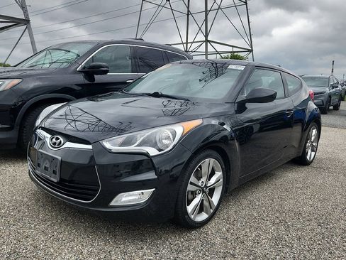 Used 2017 Hyundai Veloster Value Edition FWD image 3