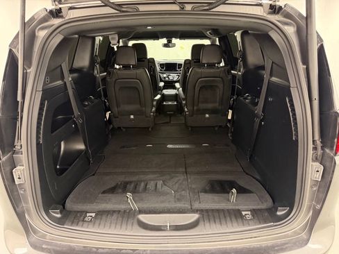 Used 2019 Chrysler Pacifica Touring-L Plus w/ S Appearance Package FWD image 6
