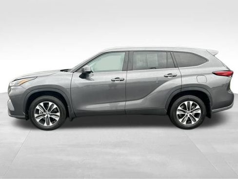 Used 2021 Toyota Highlander XLE AWD/4WD image 2