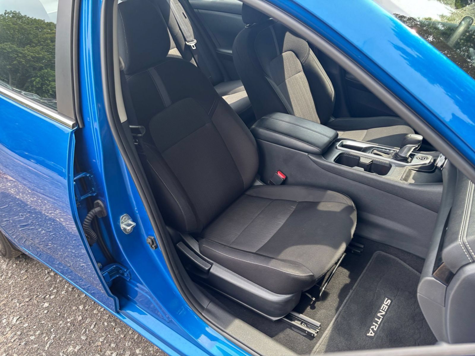 Used 2025 Nissan Sentra SV FWD image 33