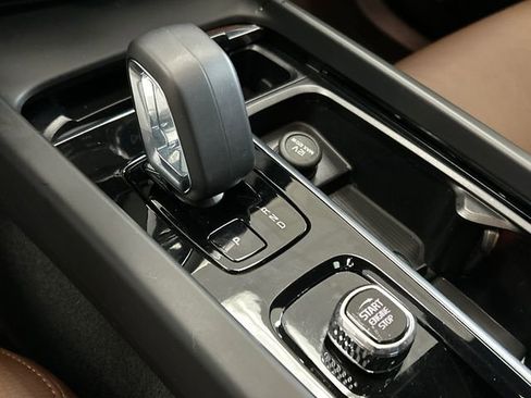 Certified 2023 Volvo XC60 B5 Plus image 18