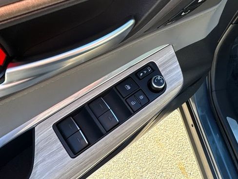 Used 2024 Toyota Venza XLE image 23