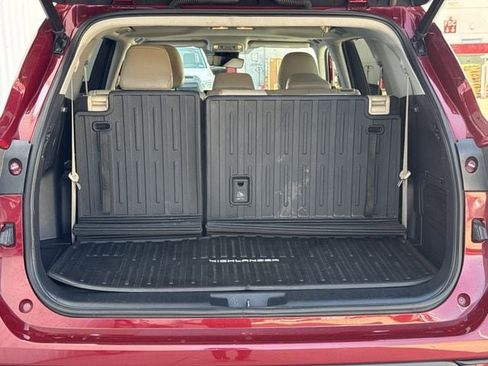 Used 2023 Toyota Highlander XLE AWD/4WD image 36