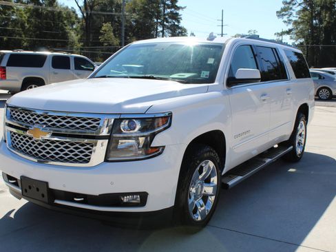 Used 2017 Chevrolet Suburban LT w/ LT Signature Package image 5
