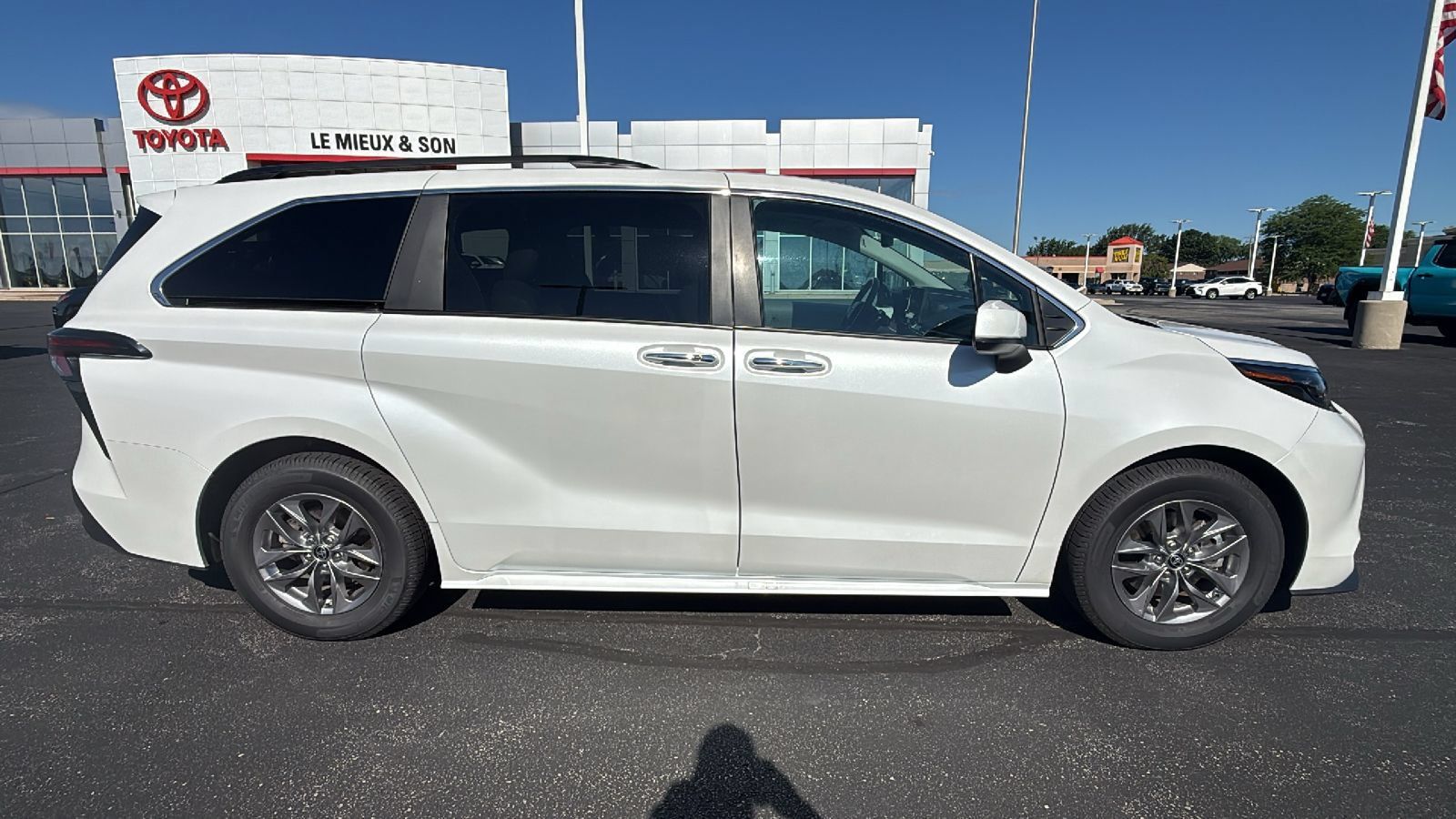 Certified 2025 Toyota Sienna XLE FWD image 8