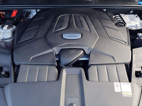 Certified 2023 Porsche Cayenne Platinum Edition image 26