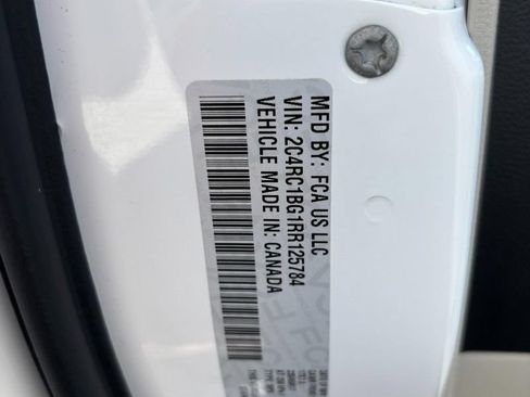 Used 2024 Chrysler Pacifica Touring-L FWD image 22