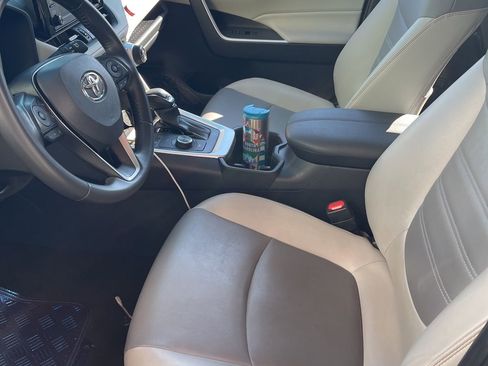 Used 2022 Toyota RAV4 XLE Premium image 18