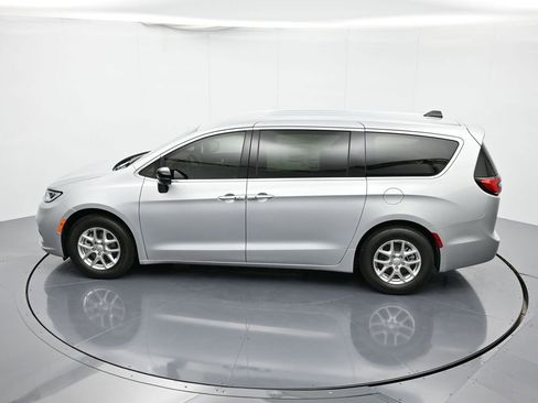 New 2026 Chrysler Pacifica Select FWD image 32