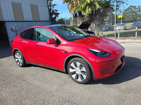 Used 2023 Tesla Model Y AWD image 3
