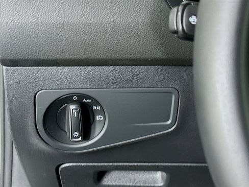 Used 2022 Volkswagen Tiguan SE image 17