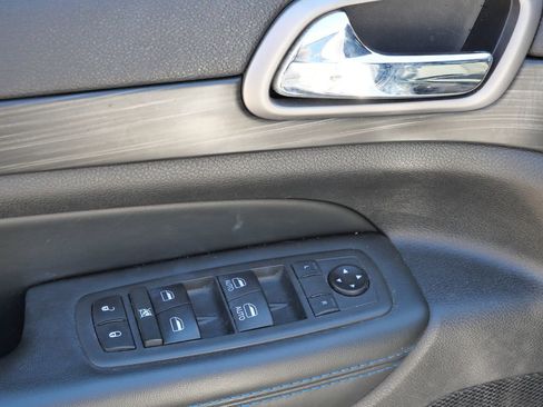 Used 2019 Jeep Grand Cherokee Laredo image 34