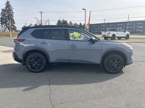 Used 2023 Nissan Rogue SV w/ SV Premium B Package image 8