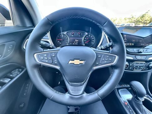 Used 2023 Chevrolet Equinox Premier image 11