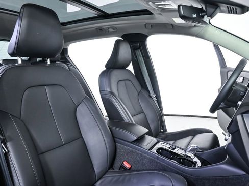 Certified 2025 Volvo XC40 B5 Plus image 24