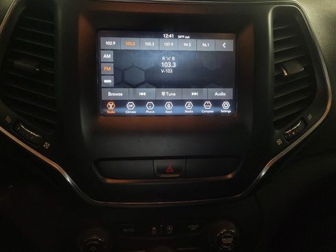 Used 2019 Jeep Cherokee Latitude w/ Popular Appearance Group image 25