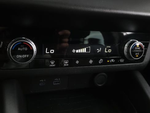 Used 2023 Mitsubishi Outlander SE image 19