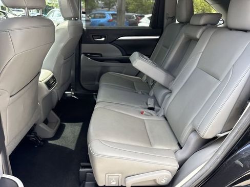 Used 2019 Toyota Highlander XLE AWD/4WD image 23