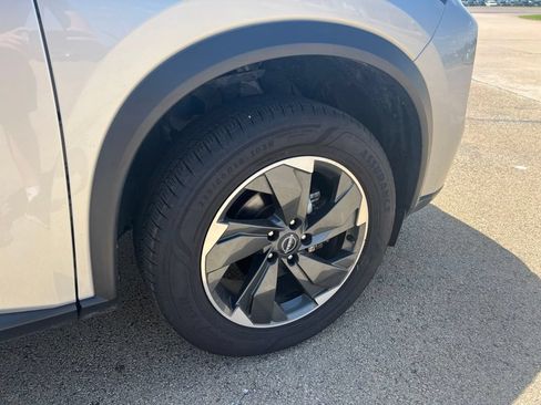 Used 2024 Nissan Rogue SV FWD image 12