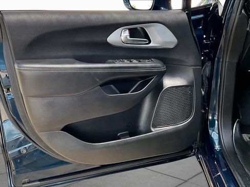 Used 2021 Chrysler Pacifica Touring w/ S Appearance Package FWD image 21