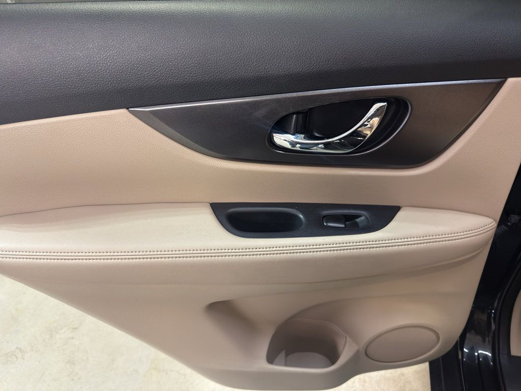 Used 2016 Nissan Rogue SV AWD/4WD image 27