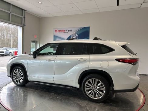 Used 2023 Toyota Highlander Platinum image 4