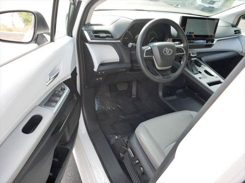 Certified 2026 Toyota Sienna XLE FWD image 10