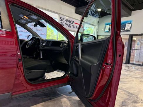 Used 2018 Toyota RAV4 LE FWD image 47