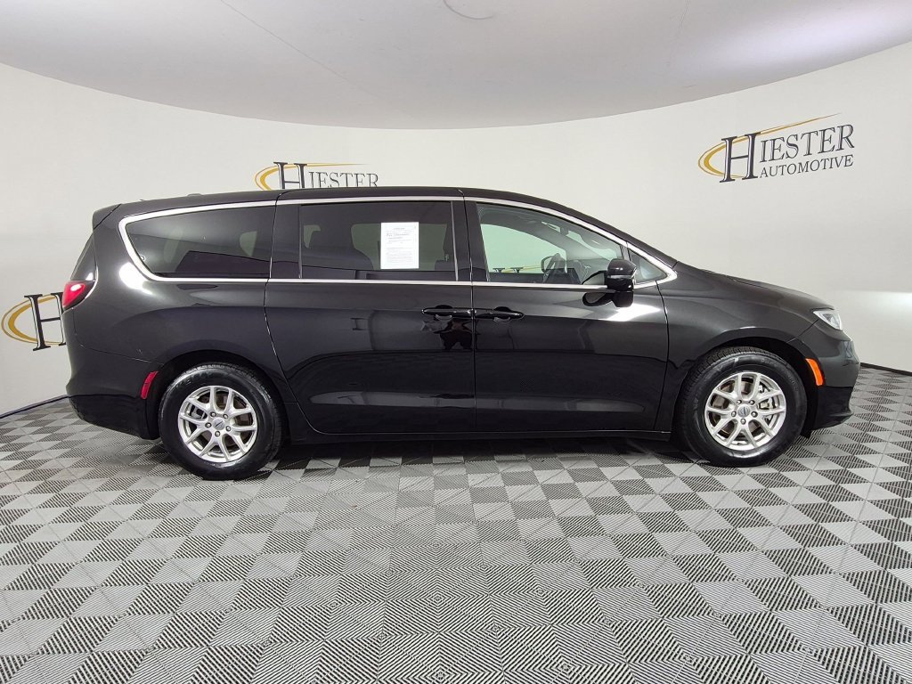 Used 2025 Chrysler Pacifica Select FWD image 3