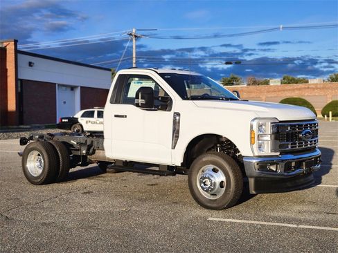 New 2025 Ford F350 XL w/ XL Chrome Package image 3