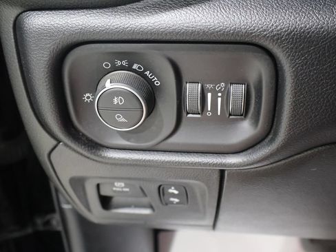 Used 2019 RAM 1500 Laramie AWD/4WD image 31