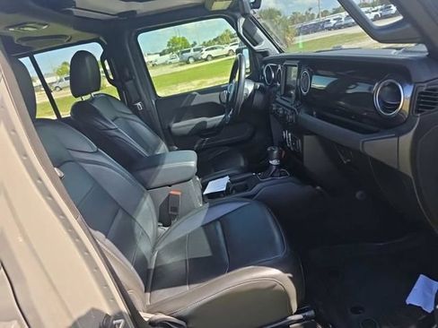 Used 2022 Jeep Wrangler Unlimited Sahara AWD/4WD image 12