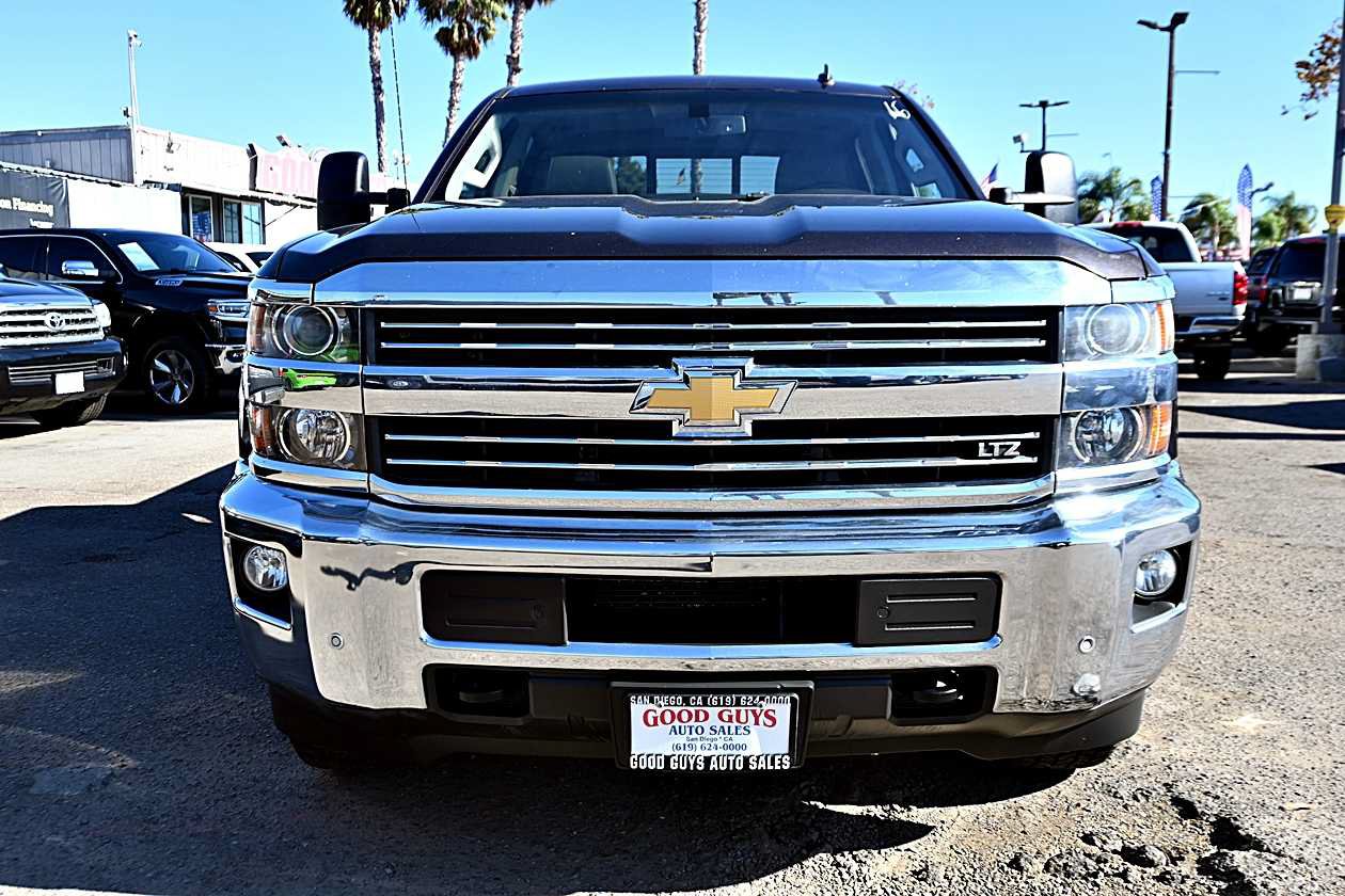 Used 2015 Chevrolet Silverado 3500 LTZ w/ LTZ Plus Package AWD/4WD image 2
