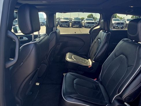 Used 2025 Chrysler Pacifica Limited FWD image 21
