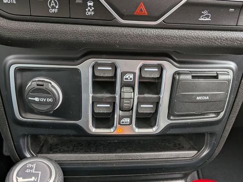 Certified 2025 Jeep Gladiator Sport image 21