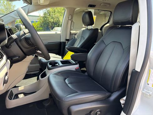 Used 2024 Chrysler Pacifica Touring-L FWD image 10