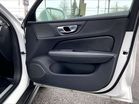 Used 2025 Volvo V60 B5 Cross Country Plus image 24